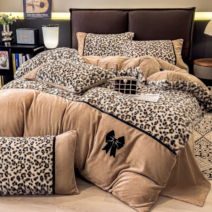 91家纺网 家纺一手货源 找家纺 九花鹿 2025新款水貂绒蝴蝶结豹纹四件套 蝴蝶结豹纹-咖