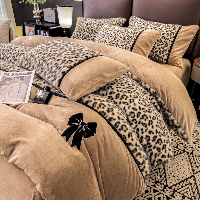 91家纺网 家纺一手货源 找家纺 九花鹿 2025新款水貂绒蝴蝶结豹纹四件套 蝴蝶结豹纹-咖