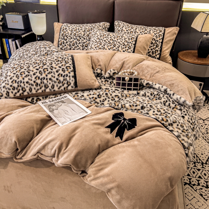 91家纺网 家纺一手货源 找家纺 九花鹿 2025新款水貂绒蝴蝶结豹纹四件套 蝴蝶结豹纹-咖