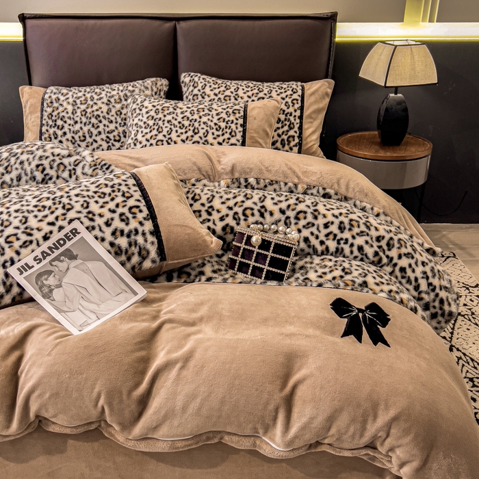 91家纺网 家纺一手货源 找家纺 九花鹿 2025新款水貂绒蝴蝶结豹纹四件套 蝴蝶结豹纹-咖