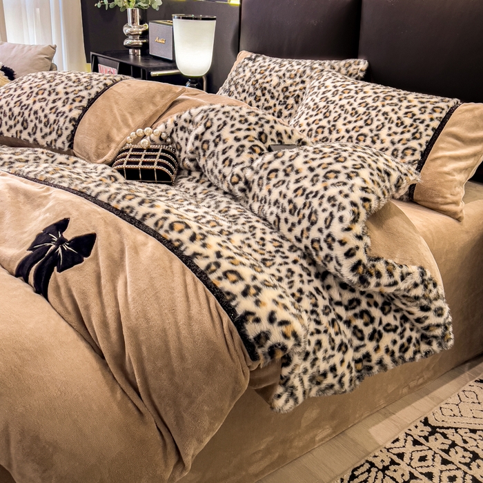 91家纺网 家纺一手货源 找家纺 九花鹿 2025新款水貂绒蝴蝶结豹纹四件套 蝴蝶结豹纹-咖