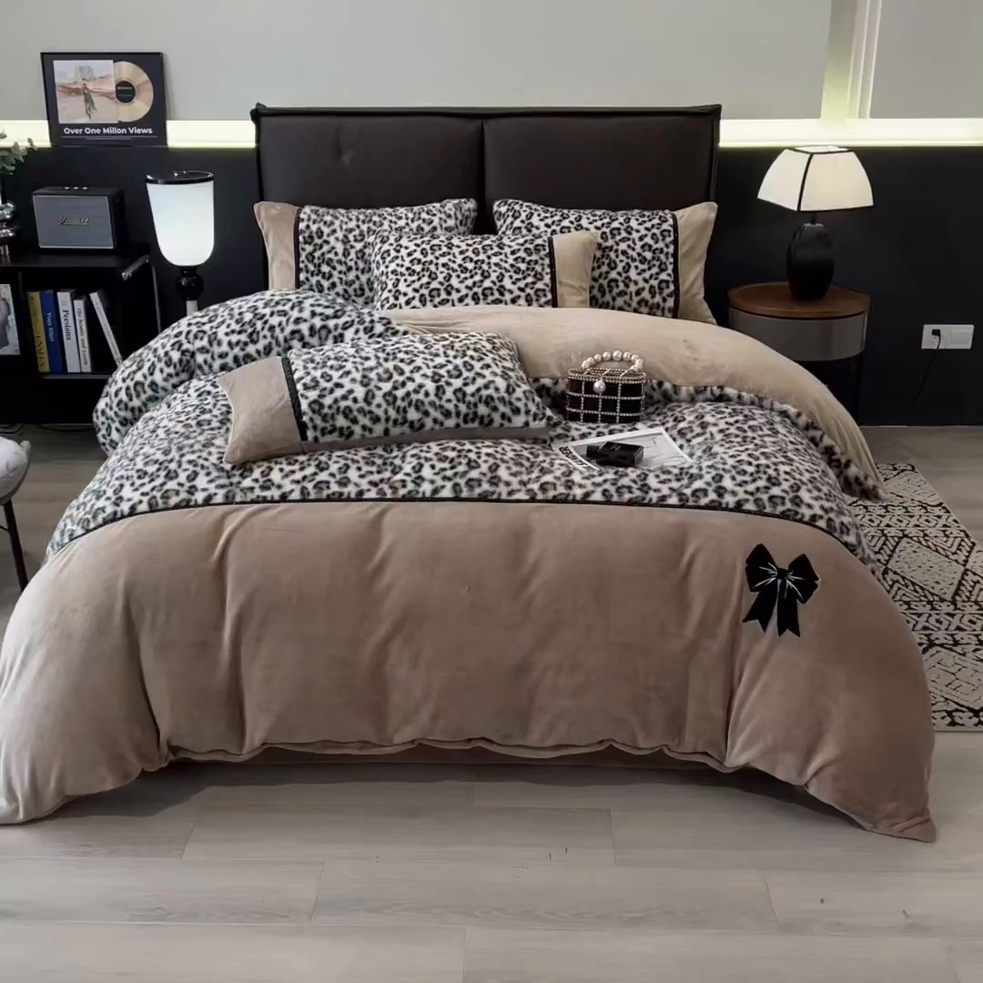 91家纺网 家纺一手货源 找家纺 九花鹿 2025新款水貂绒蝴蝶结豹纹四件套 蝴蝶结豹纹-咖