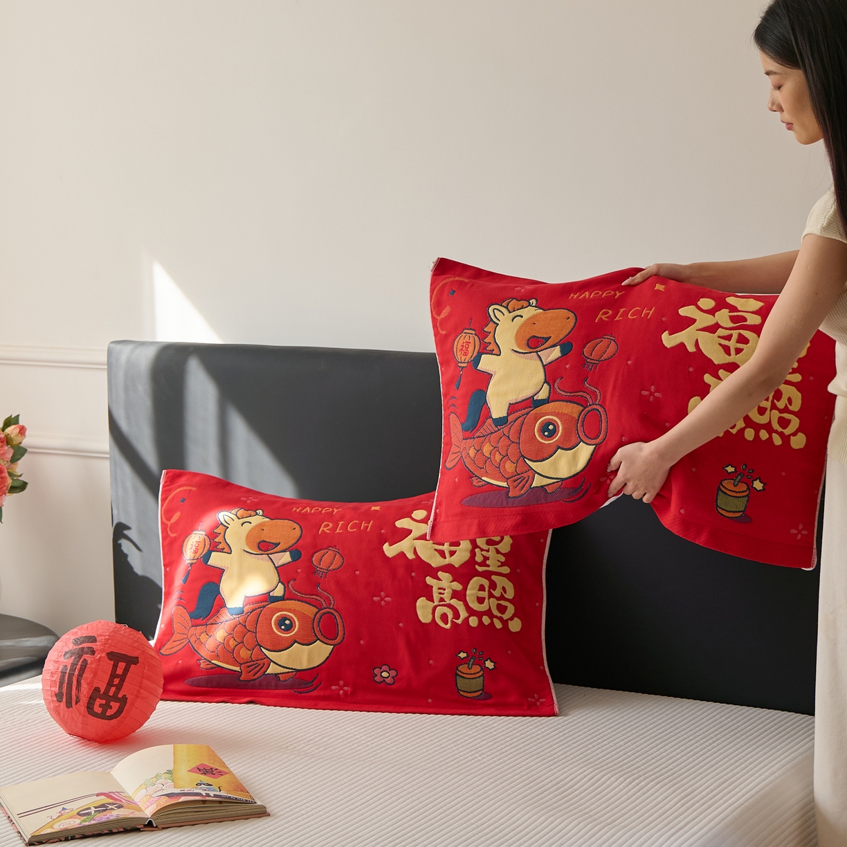 91家纺网 家纺一手货源 找家纺 沐瑟家纺 2026新款纯棉八层枕巾-马 福星高照马