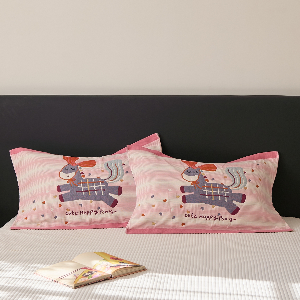 91家纺网 家纺一手货源 找家纺 沐瑟家纺 2026新款纯棉八层枕巾-马 恋爱马粉