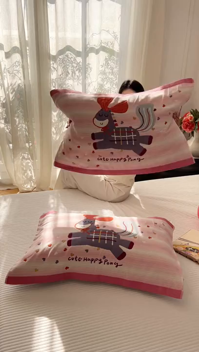 91家纺网 家纺一手货源 找家纺 沐瑟家纺 2026新款纯棉八层枕巾-马 恋爱马粉