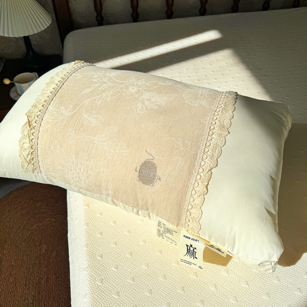 91家纺网 家纺一手货源 找家纺 （总）昕科 2025新款白云织梦亚麻枕-实拍版-棉麻高低枕芯花边亚麻刺绣枕头