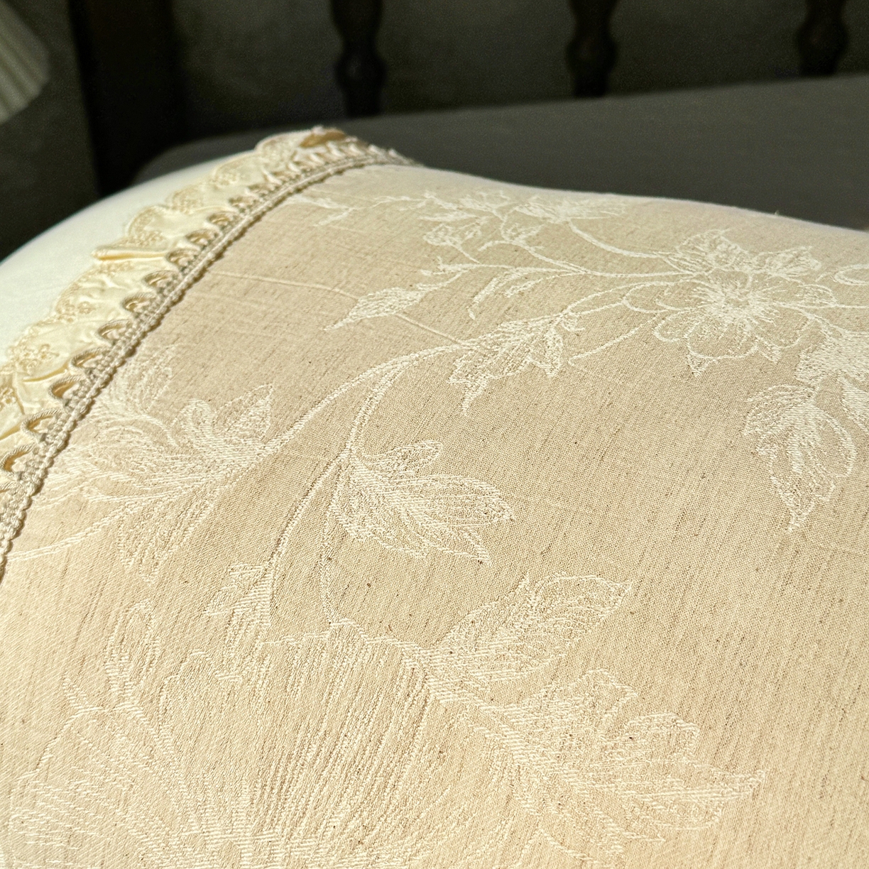 91家纺网 家纺一手货源 找家纺 （总）昕科 2025新款白云织梦亚麻枕-实拍版-棉麻高低枕芯花边亚麻刺绣枕头