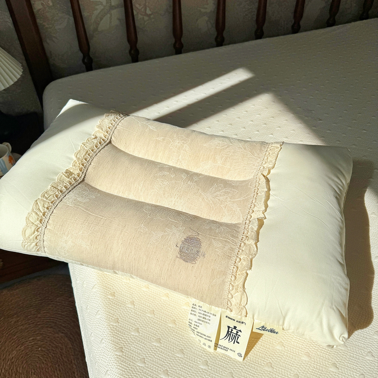 91家纺网 家纺一手货源 找家纺 （总）昕科 2025新款白云织梦亚麻枕-实拍版-棉麻高低枕芯花边亚麻刺绣枕头