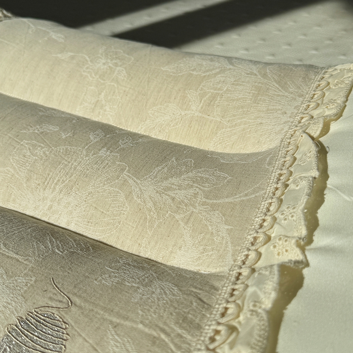 91家纺网 家纺一手货源 找家纺 昕科 2025新款白云织梦亚麻枕-实拍版-棉麻高低枕芯花边亚麻刺绣枕头 白云织梦亚麻枕-低枕