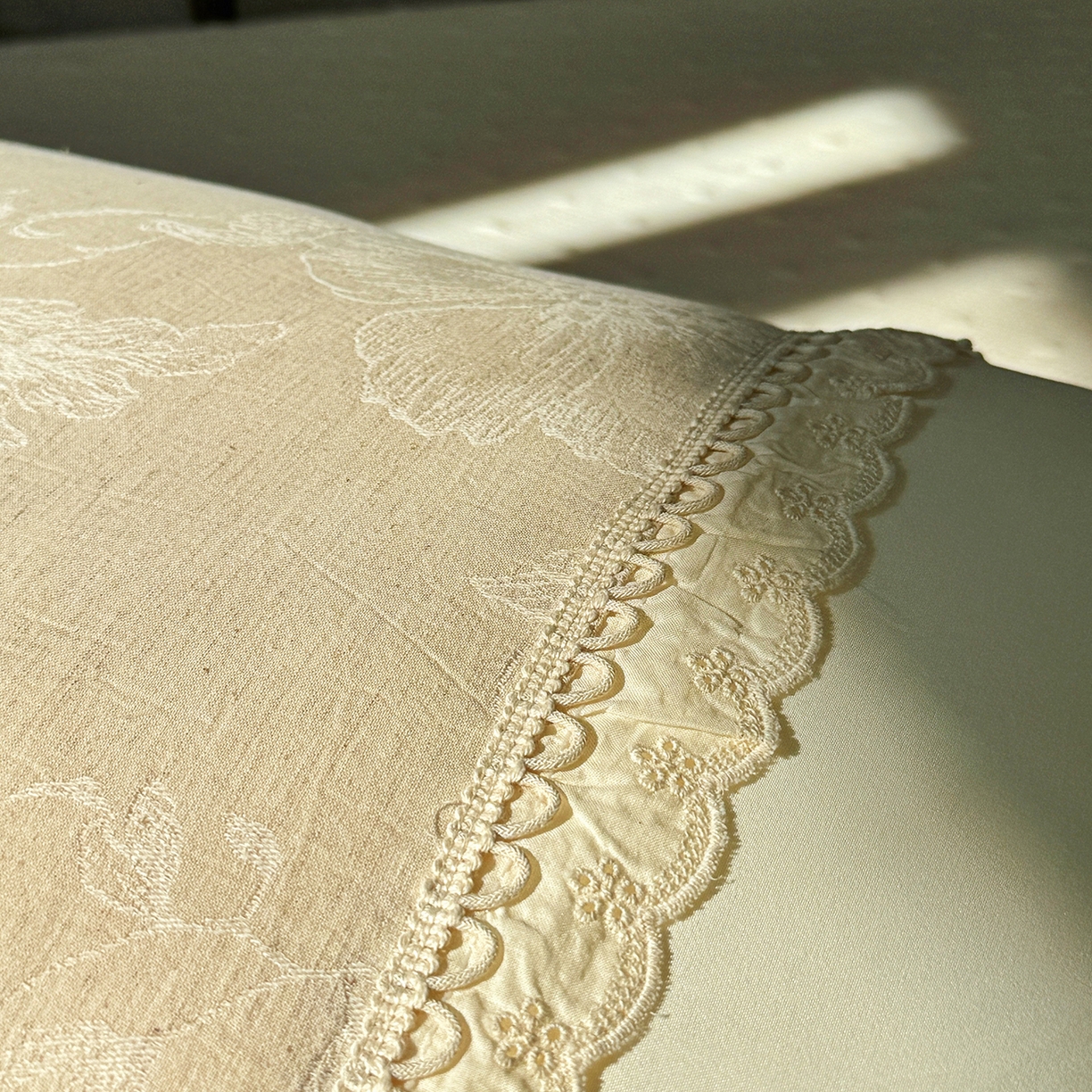 91家纺网 家纺一手货源 找家纺 昕科 2025新款白云织梦亚麻枕-实拍版-棉麻高低枕芯花边亚麻刺绣枕头 白云织梦亚麻枕-高枕