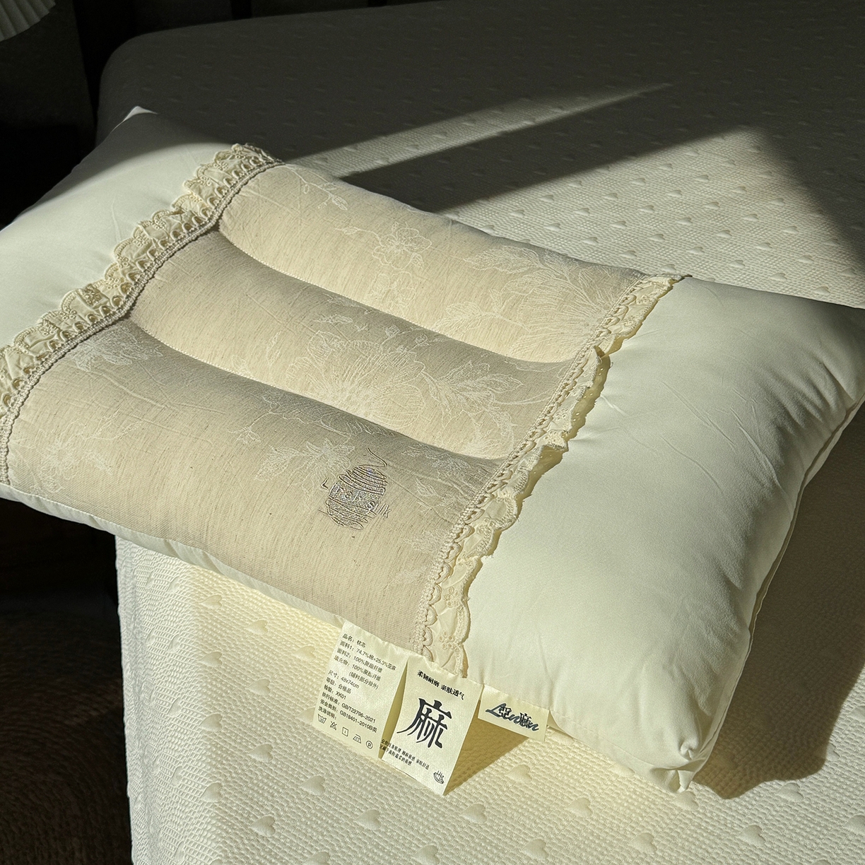 91家纺网 家纺一手货源 找家纺 昕科 2025新款白云织梦亚麻枕-实拍版-棉麻高低枕芯花边亚麻刺绣枕头 白云织梦亚麻枕-高枕