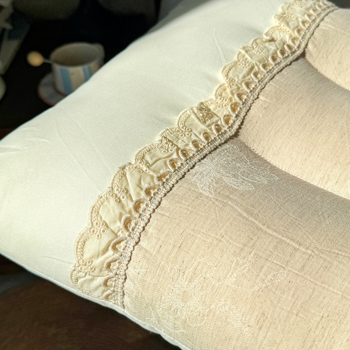 91家纺网 家纺一手货源 找家纺 （总）昕科 2025新款白云织梦亚麻枕-实拍版-棉麻高低枕芯花边亚麻刺绣枕头