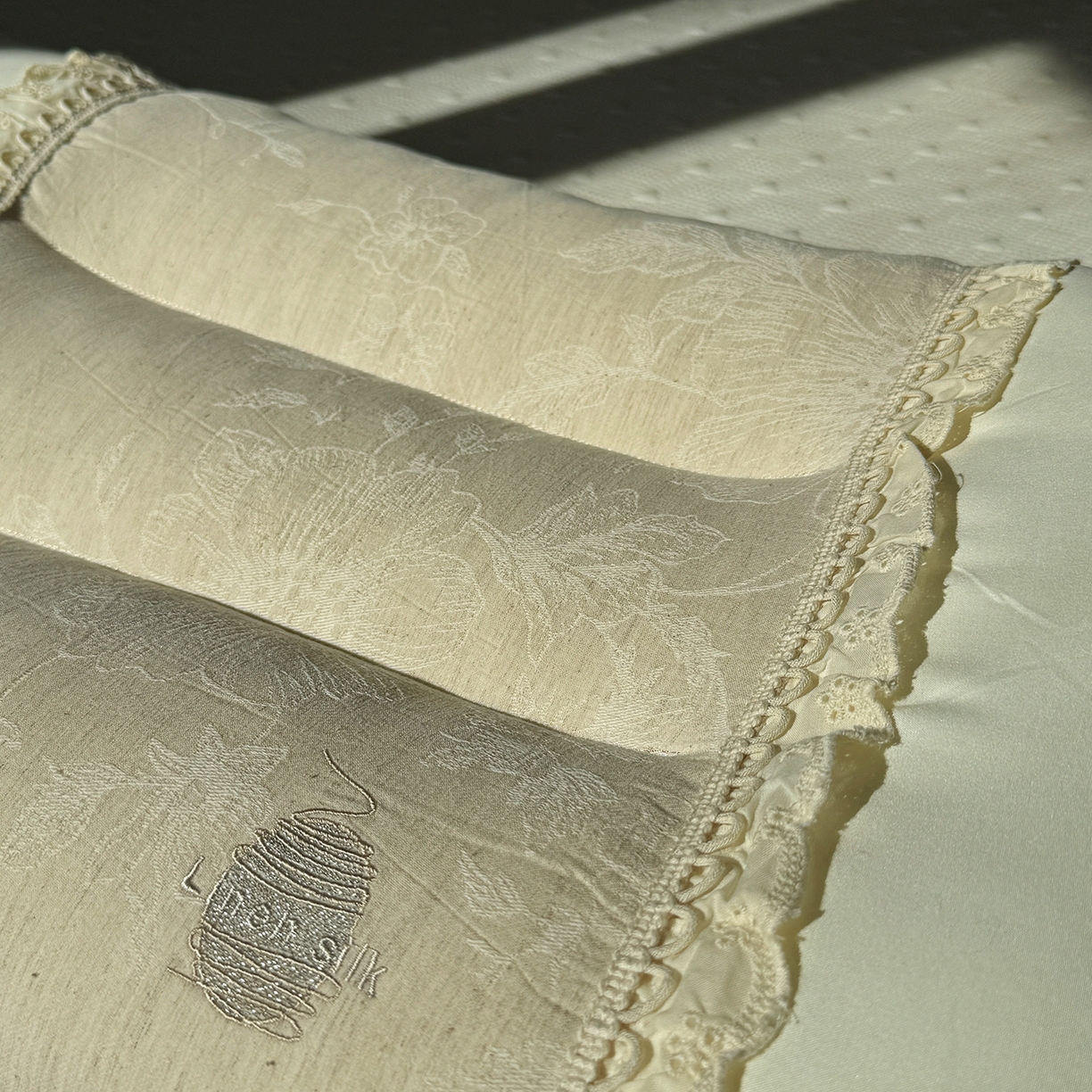 91家纺网 家纺一手货源 找家纺 昕科 2025新款白云织梦亚麻枕-实拍版-棉麻高低枕芯花边亚麻刺绣枕头 白云织梦亚麻枕-高枕