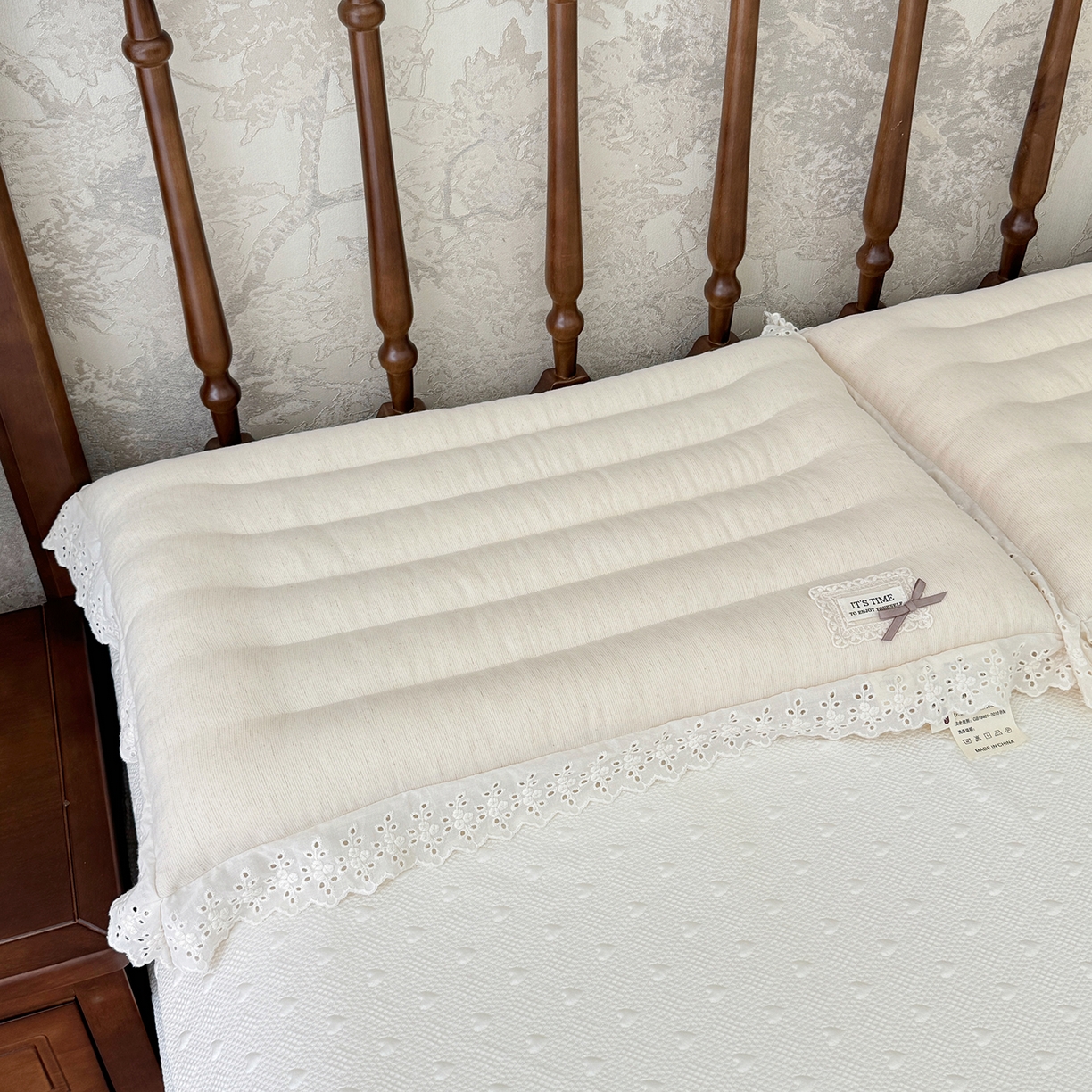 91家纺网 家纺一手货源 找家纺 （总）昕科 2025新款蕾丝花边棉麻定型低枕-实拍版-亚麻低枕头蕾丝花边成人枕芯