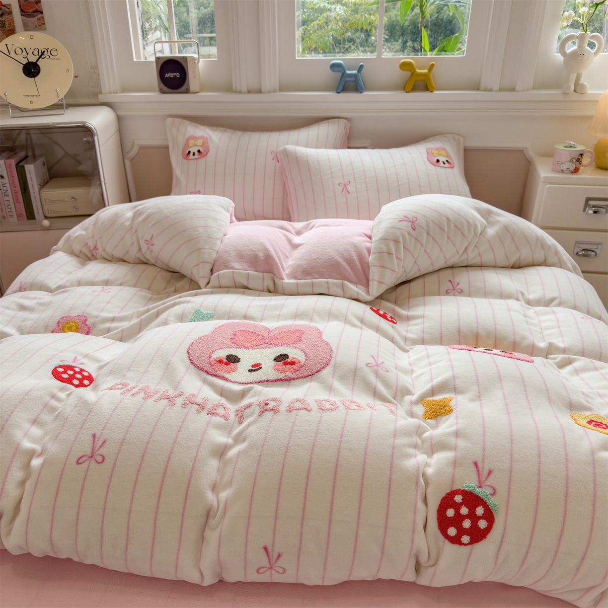 91家纺网 家纺一手货源 找家纺 曲之慕 2025新款A类高克重牛奶绒印花毛巾绣四件套 毛巾绣-粉小兔