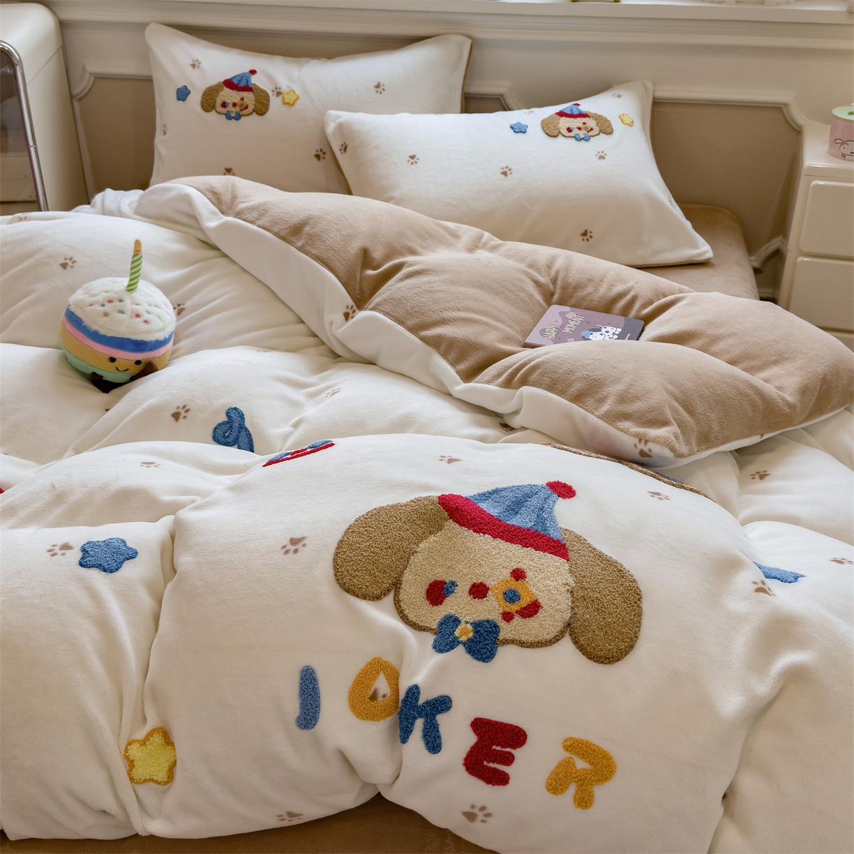 91家纺网 家纺一手货源 找家纺 曲之慕 2025新款A类高克重牛奶绒印花毛巾绣四件套 毛巾绣-马戏团