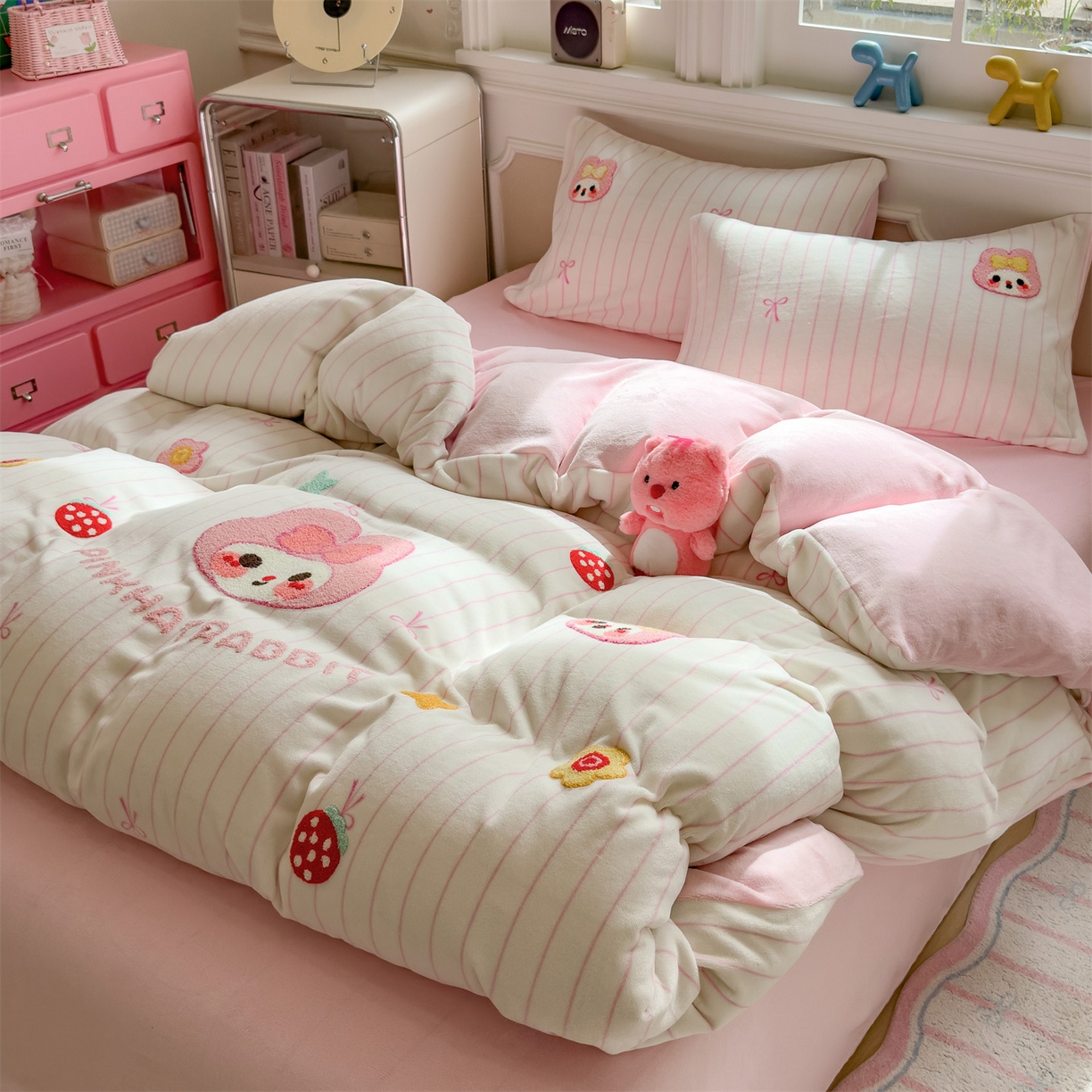 91家纺网 家纺一手货源 找家纺 曲之慕 2025新款A类高克重牛奶绒印花毛巾绣四件套 毛巾绣-粉小兔