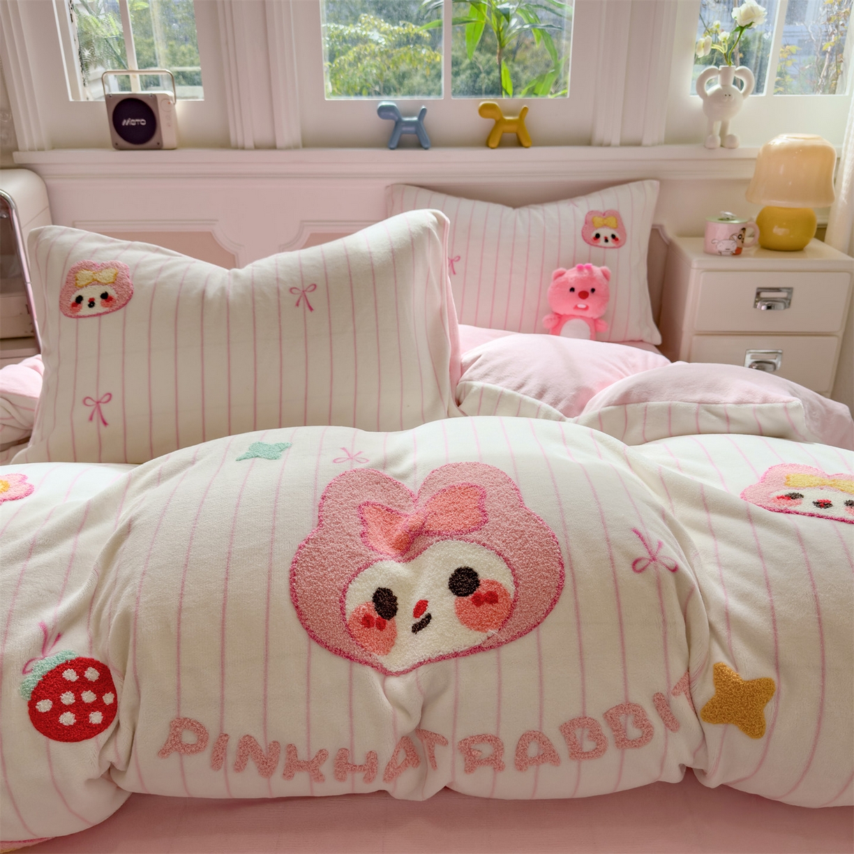 91家纺网 家纺一手货源 找家纺 曲之慕 2025新款A类高克重牛奶绒印花毛巾绣四件套 毛巾绣-粉小兔