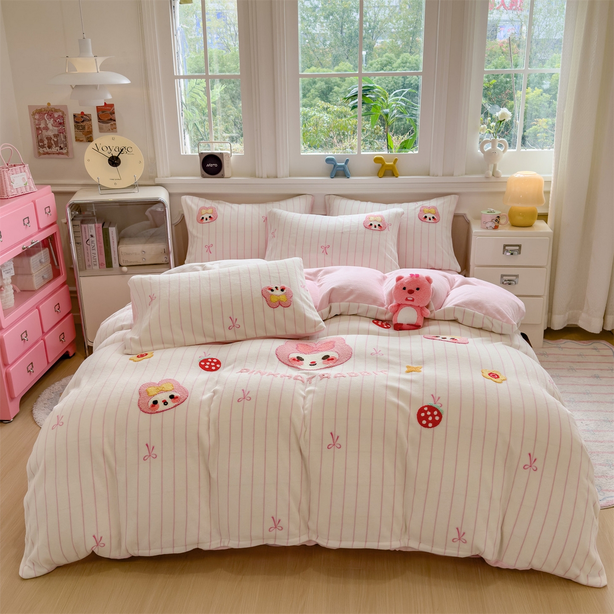 91家纺网 家纺一手货源 找家纺 曲之慕 2025新款A类高克重牛奶绒印花毛巾绣四件套 毛巾绣-粉小兔