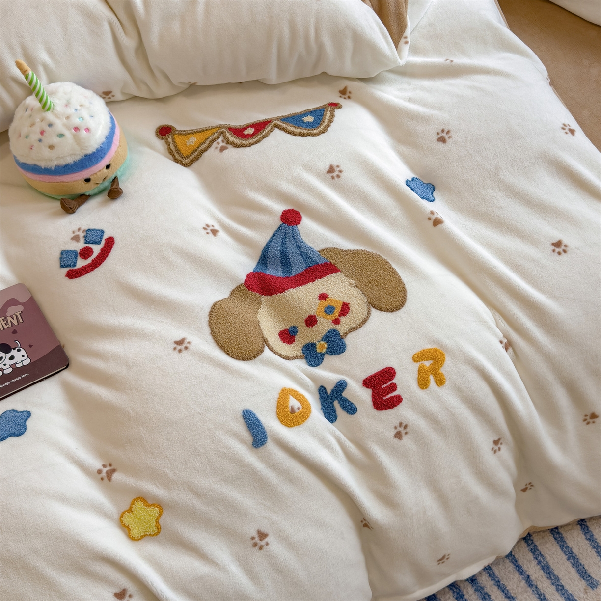 91家纺网 家纺一手货源 找家纺 曲之慕 2025新款A类高克重牛奶绒印花毛巾绣四件套 毛巾绣-马戏团