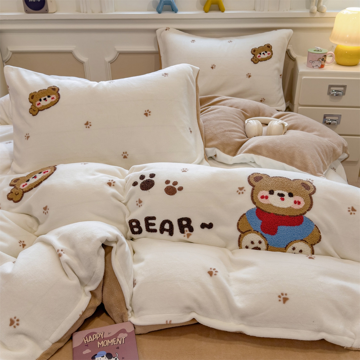 91家纺网 家纺一手货源 找家纺 曲之慕 2025新款A类高克重牛奶绒印花毛巾绣四件套 毛巾绣-暖暖熊