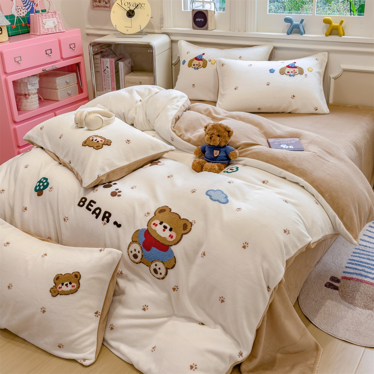 91家纺网 家纺一手货源 找家纺 曲之慕 2025新款A类高克重牛奶绒印花毛巾绣四件套 毛巾绣-暖暖熊