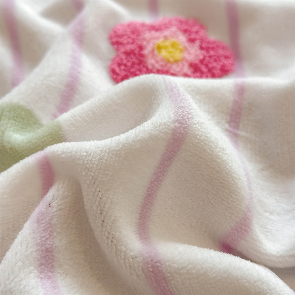 91家纺网 家纺一手货源 找家纺 曲之慕 2025新款A类高克重牛奶绒印花毛巾绣四件套 毛巾绣-小花园