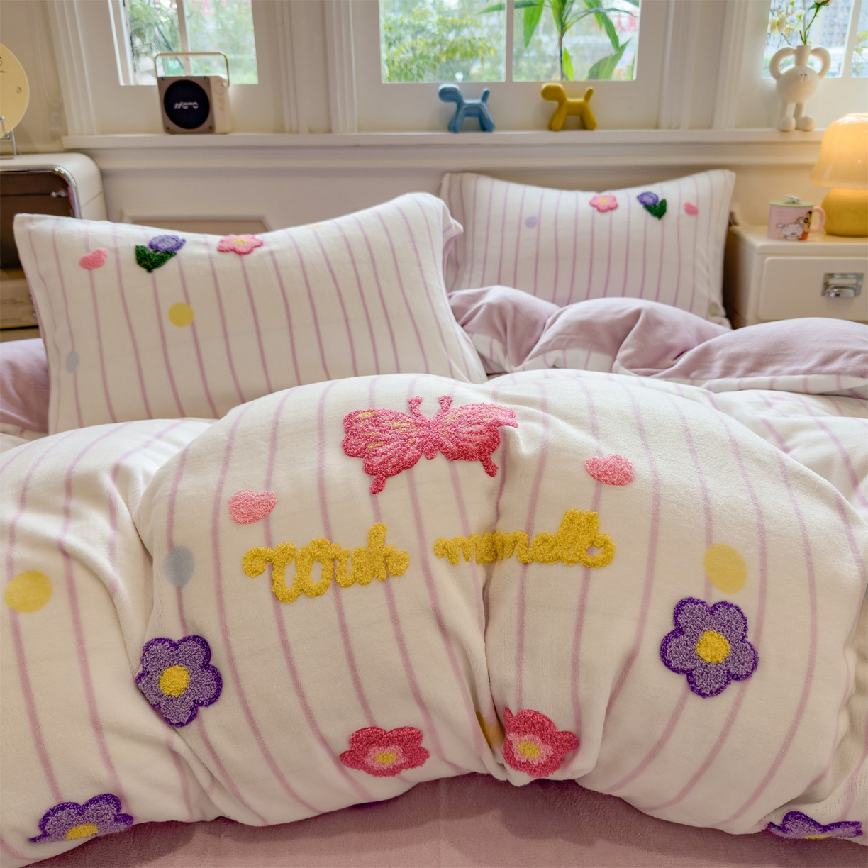 91家纺网 家纺一手货源 找家纺 曲之慕 2025新款A类高克重牛奶绒印花毛巾绣四件套 毛巾绣-小花园