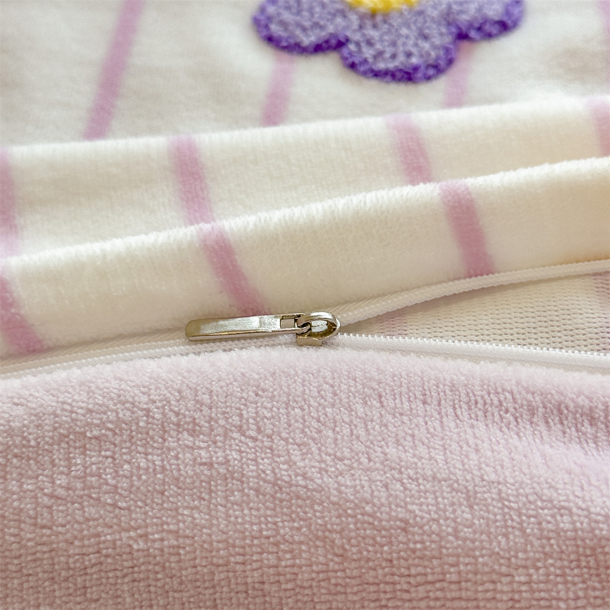 91家纺网 家纺一手货源 找家纺 曲之慕 2025新款A类高克重牛奶绒印花毛巾绣四件套 毛巾绣-小花园