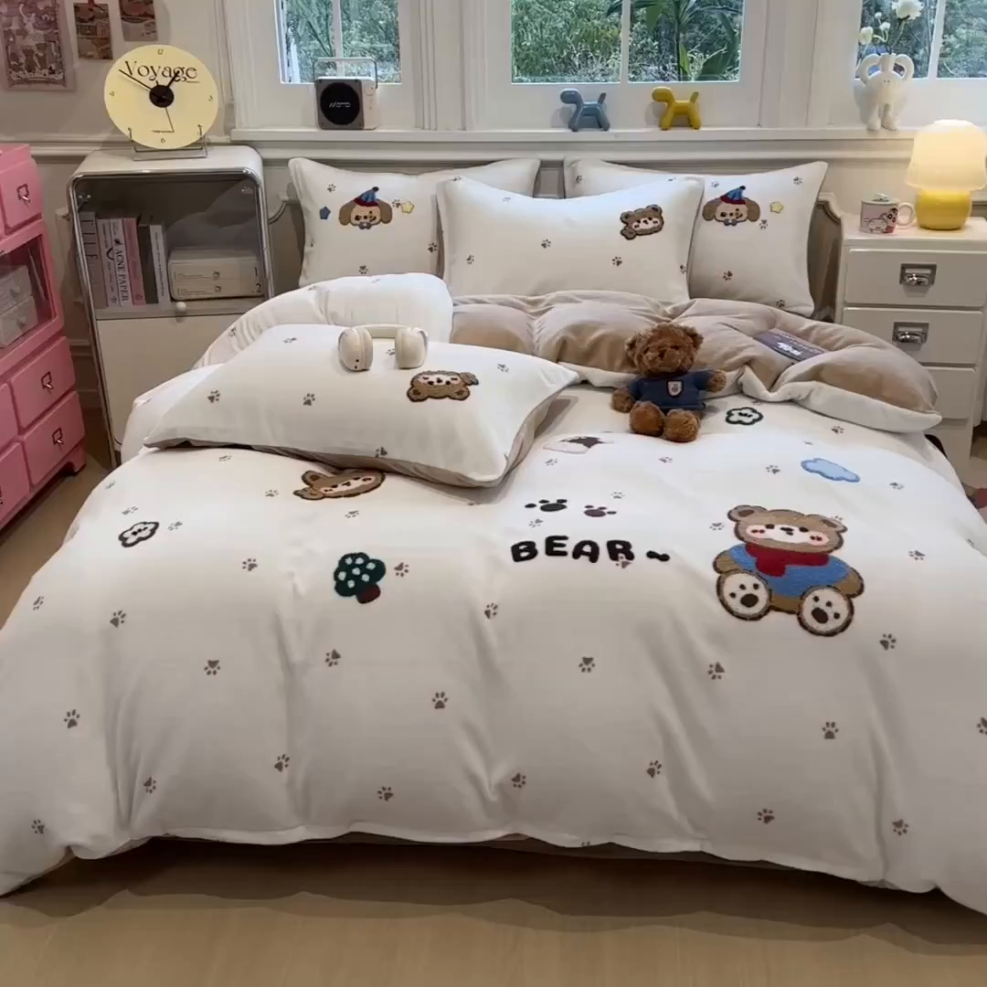 91家纺网 家纺一手货源 找家纺 曲之慕 2025新款A类高克重牛奶绒印花毛巾绣四件套 毛巾绣-暖暖熊