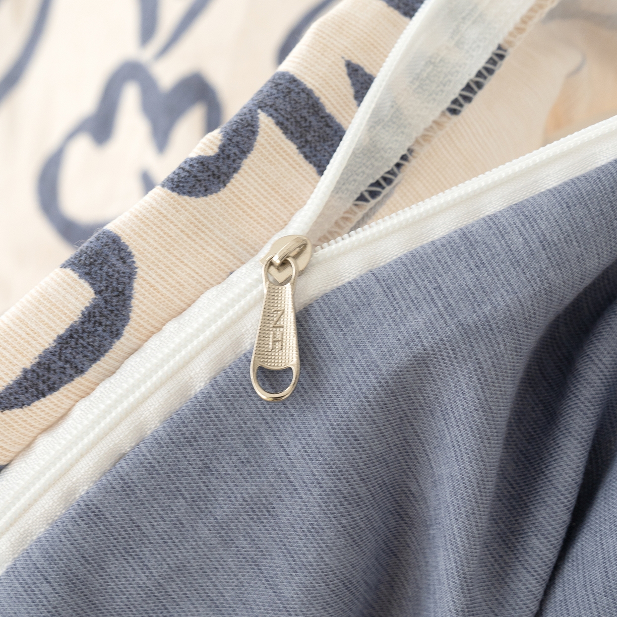 91家纺网 家纺一手货源 找家纺 竹合家纺 2025秋冬新款加厚磨毛色织暖绒系列针织四件套高克重 素描花