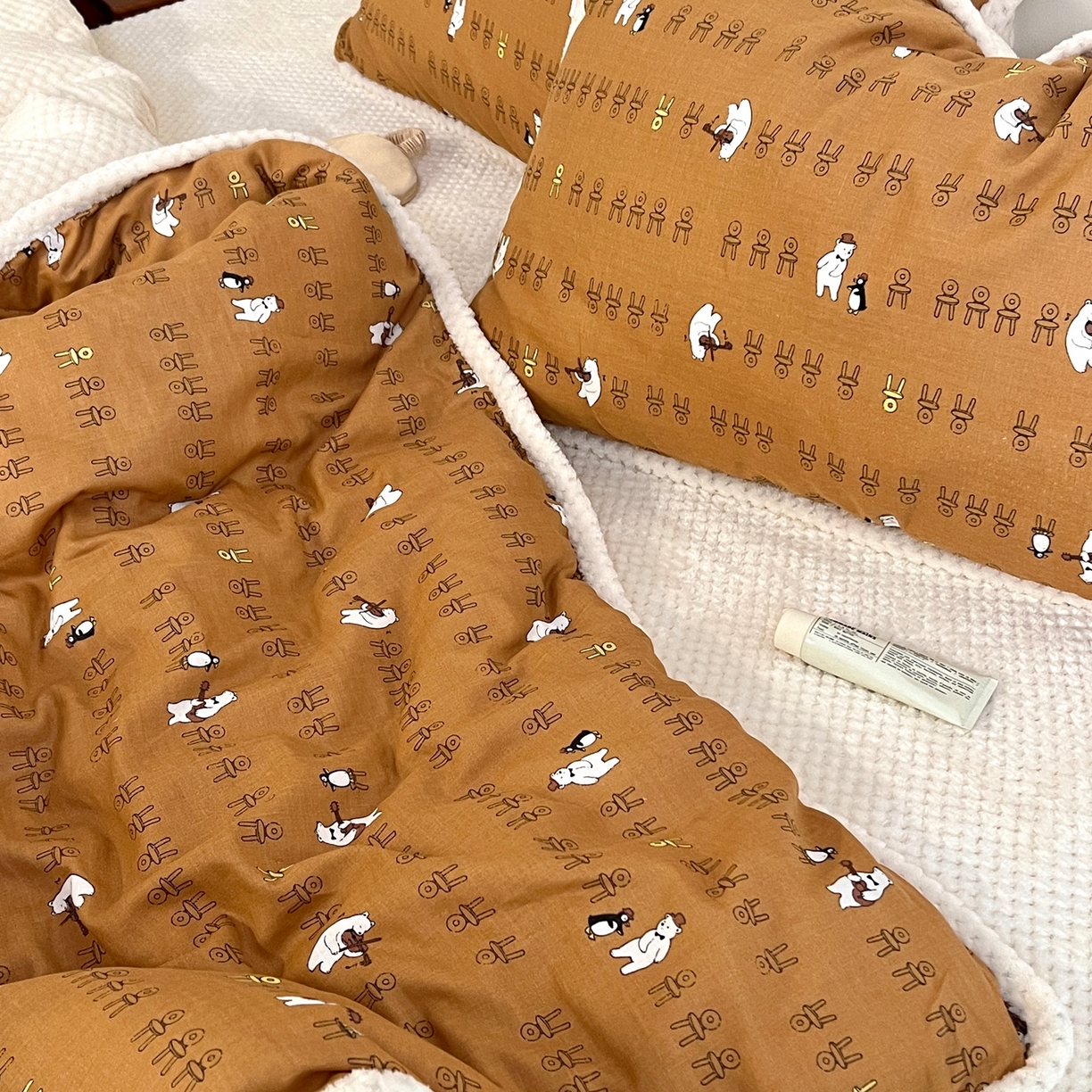 91家纺网 家纺一手货源 找家纺 荣轩 2025秋冬必备新品棉加绒华夫格提花绒工艺款四件套（铺床版）音乐白熊