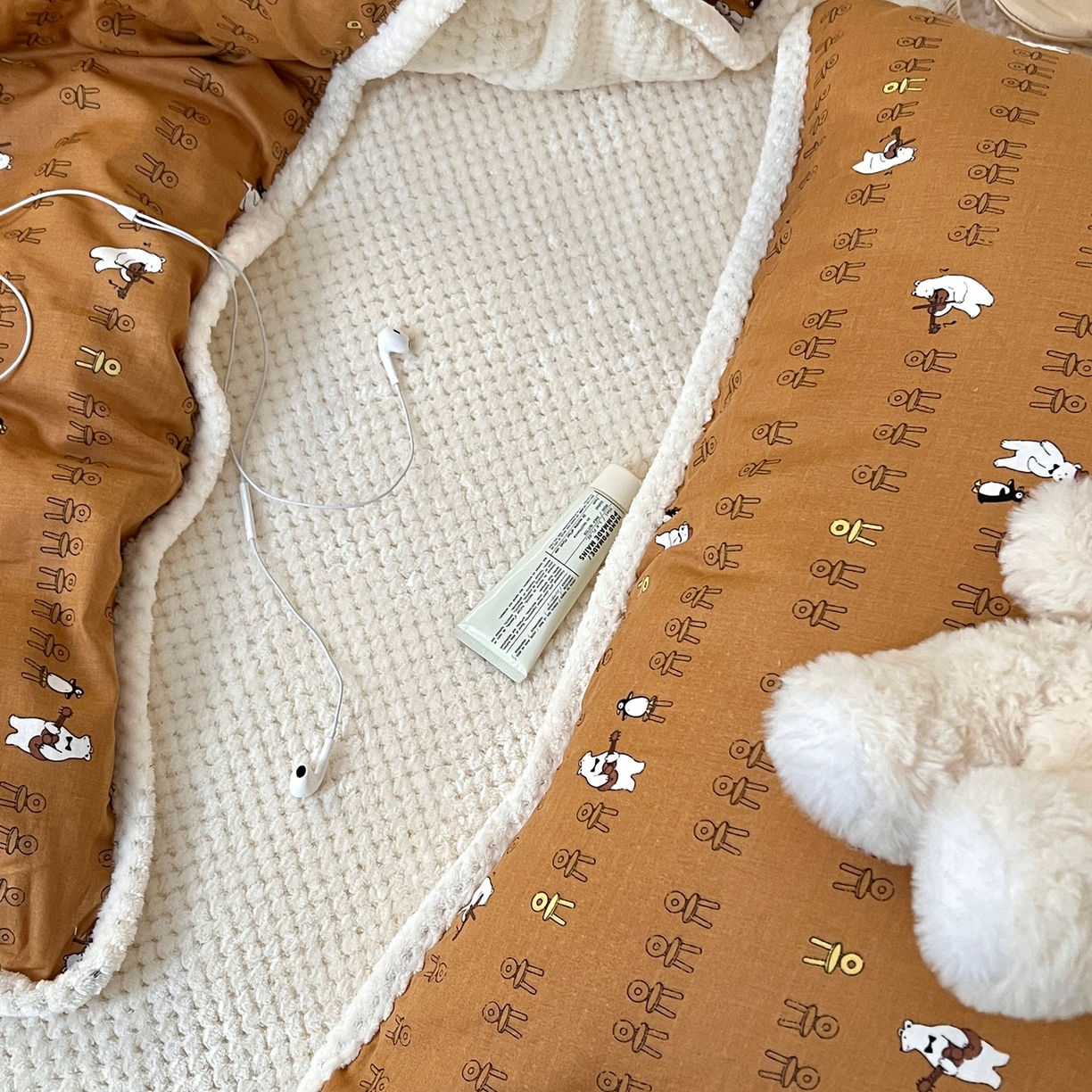 91家纺网 家纺一手货源 找家纺 荣轩 2025秋冬必备新品棉加绒华夫格提花绒工艺款四件套（铺床版）音乐白熊