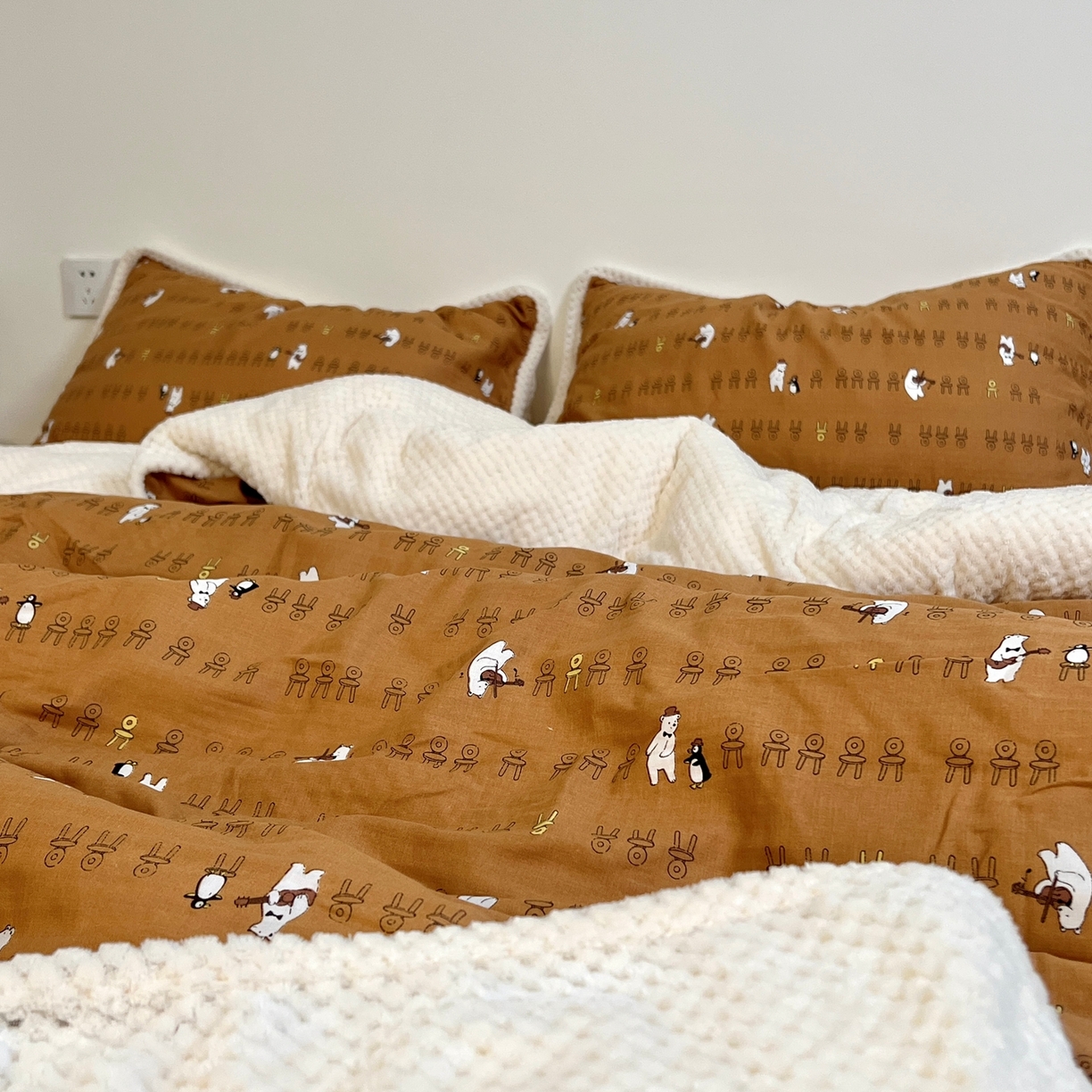 91家纺网 家纺一手货源 找家纺 荣轩 2025秋冬必备新品棉加绒华夫格提花绒工艺款四件套（铺床版）音乐白熊