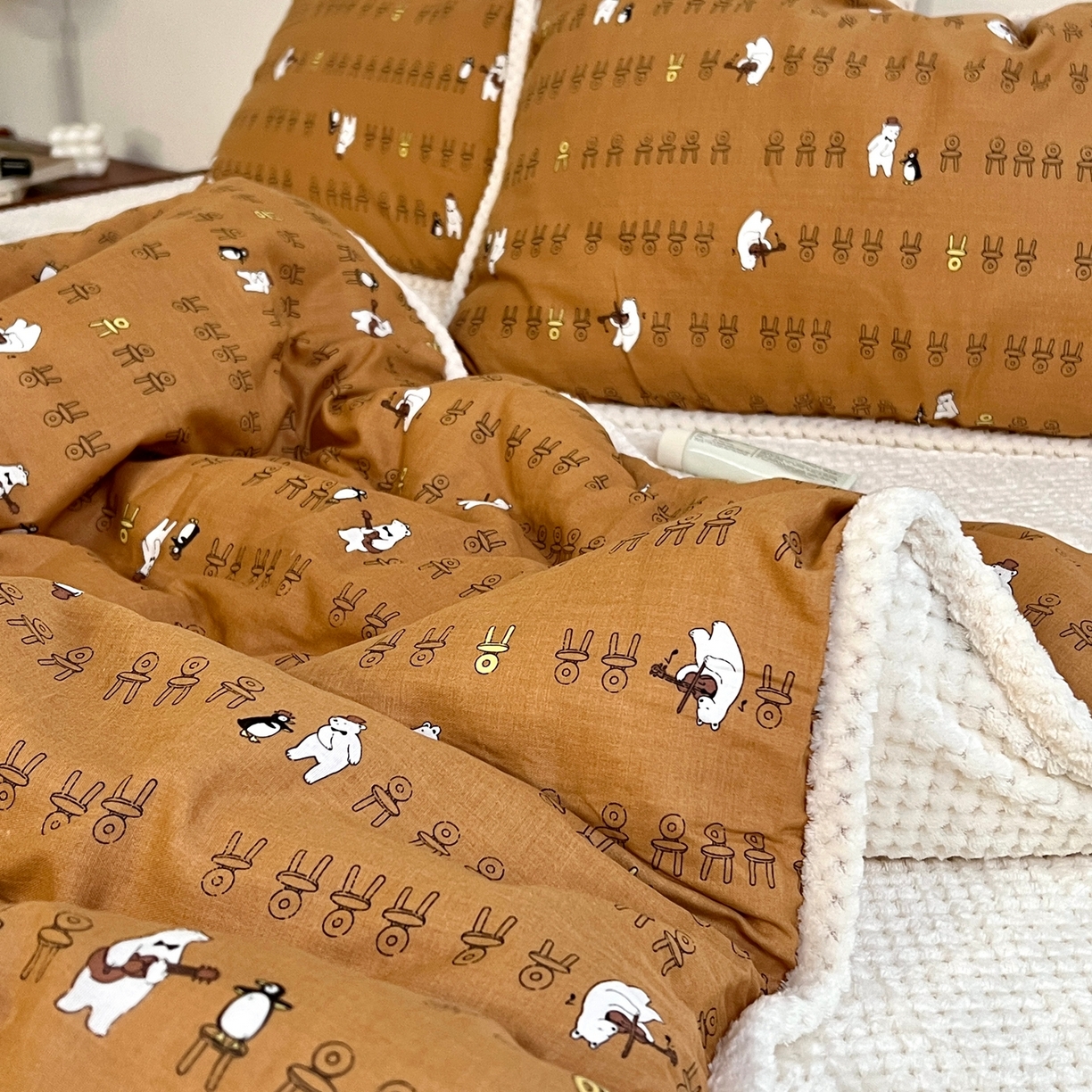 91家纺网 家纺一手货源 找家纺 荣轩 2025秋冬必备新品棉加绒华夫格提花绒工艺款四件套（铺床版）音乐白熊