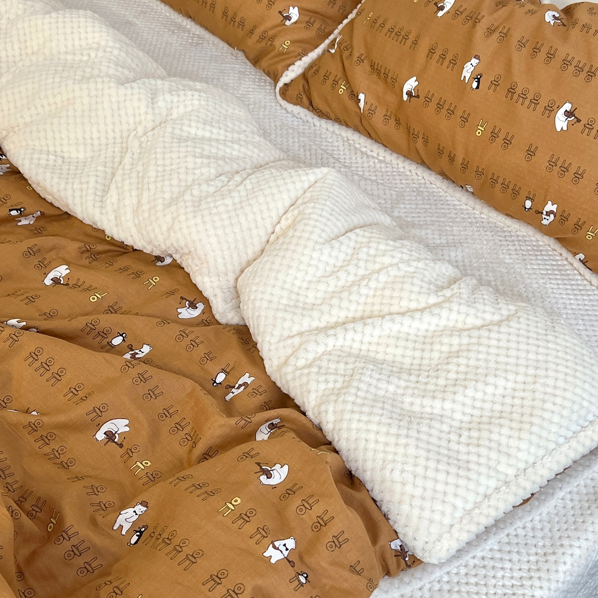 91家纺网 家纺一手货源 找家纺 荣轩 2025秋冬必备新品棉加绒华夫格提花绒工艺款四件套（铺床版）音乐白熊