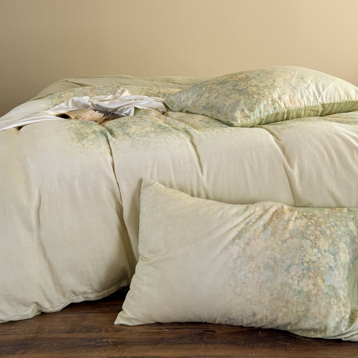 91家纺网 家纺一手货源 找家纺 窝米 2025新款全棉纯棉双层纱大版印花花卉四件套-第一组 绿野香