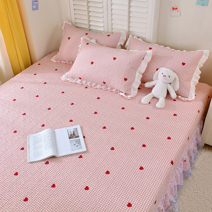 91家纺网 家纺一手货源 找家纺 羽爱 2025全棉印花A类榻榻米床盖爱心格红