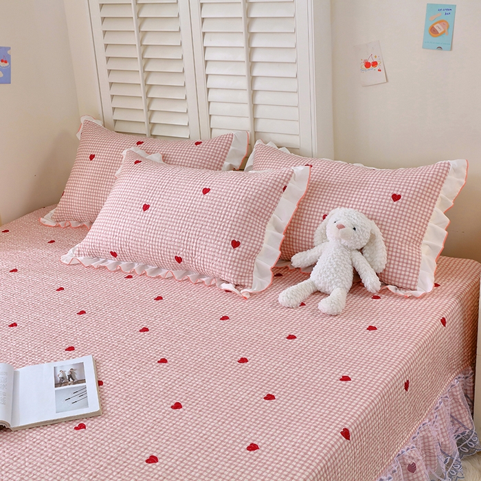 91家纺网 家纺一手货源 找家纺 羽爱 2025全棉印花A类榻榻米床盖爱心格红