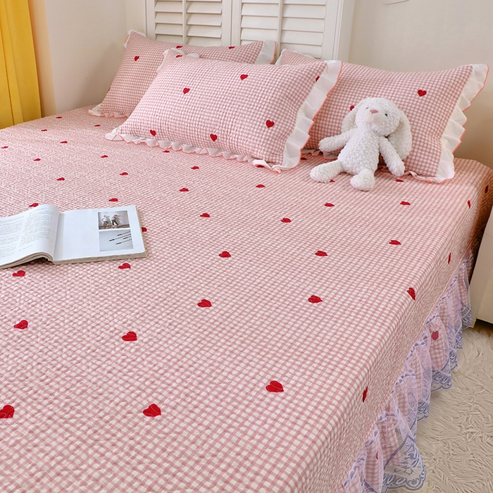 91家纺网 家纺一手货源 找家纺 羽爱 2025全棉印花A类榻榻米床盖爱心格红