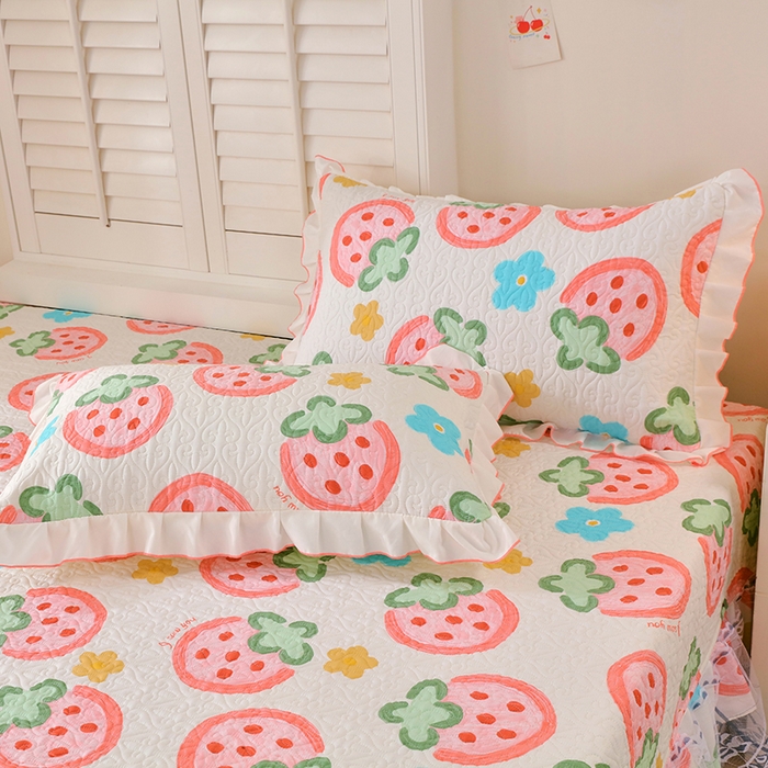 91家纺网 家纺一手货源 找家纺 羽爱 2025全棉印花A类榻榻米床盖草莓心情