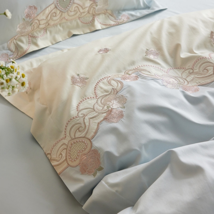 91家纺网 家纺一手货源 找家纺 咏绒家纺工厂店 2025新款100支澳棉长绒棉纯棉CR工艺极简轻奢刺绣四件套-南法玫瑰系列 南法玫瑰-晨雾蓝