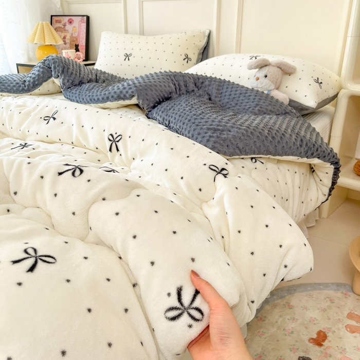 91家纺网 家纺一手货源 找家纺 贝扬思家纺 2025新款卡通牛奶绒豆豆绒抗菌被冬被被子被芯-奶豆 奶豆-蝴蝶点点心