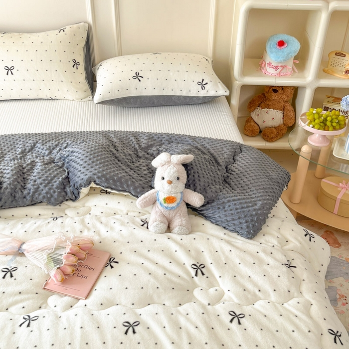 91家纺网 家纺一手货源 找家纺 贝扬思家纺 2025新款卡通牛奶绒豆豆绒抗菌被冬被被子被芯-奶豆 奶豆-蝴蝶点点心