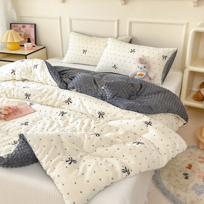 91家纺网 家纺一手货源 找家纺 贝扬思家纺 2025新款卡通牛奶绒豆豆绒抗菌被冬被被子被芯-奶豆 奶豆-蝴蝶点点心