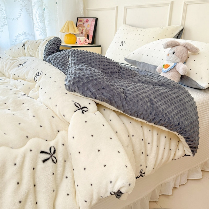 91家纺网 家纺一手货源 找家纺 贝扬思家纺 2025新款卡通牛奶绒豆豆绒抗菌被冬被被子被芯-奶豆 奶豆-蝴蝶点点心