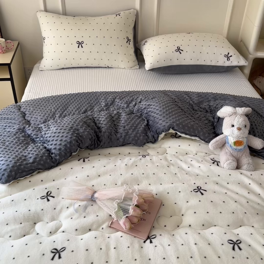 91家纺网 家纺一手货源 找家纺 贝扬思家纺 2025新款卡通牛奶绒豆豆绒抗菌被冬被被子被芯-奶豆 奶豆-蝴蝶点点心