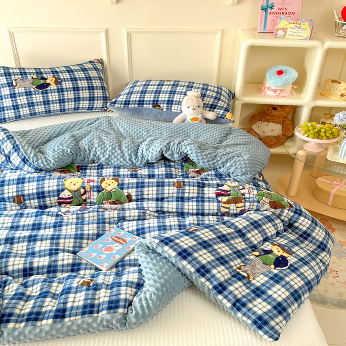 91家纺网 家纺一手货源 找家纺 贝扬思家纺 2025新款卡通牛奶绒豆豆绒抗菌被冬被被子被芯-奶豆 奶豆-蓝格英伦熊