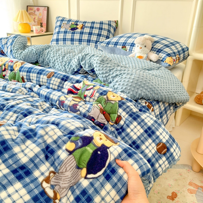 91家纺网 家纺一手货源 找家纺 贝扬思家纺 2025新款卡通牛奶绒豆豆绒抗菌被冬被被子被芯-奶豆 奶豆-蓝格英伦熊