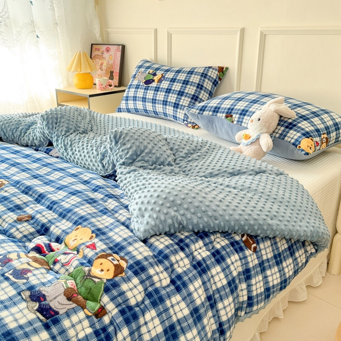 91家纺网 家纺一手货源 找家纺 贝扬思家纺 2025新款卡通牛奶绒豆豆绒抗菌被冬被被子被芯-奶豆 奶豆-蓝格英伦熊